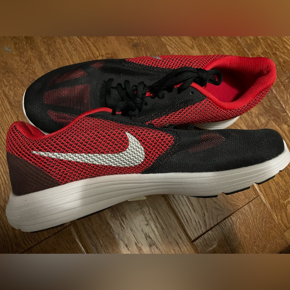 Nike Revolution 3 University Red Wide Width Size 11.5 black Sneaker 819301-600